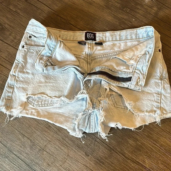 BDG Urban Outfitters Girlfriend High Rise Denim Cut off shorts Size 30 - Picture 7 of 7